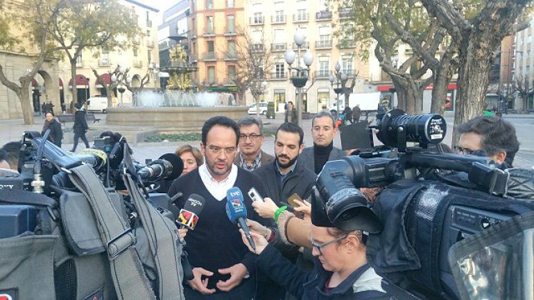 El portavoz socialista en el Congreso denuncia en Huesca la intención de Ciudadanos y del PP de acabar con los pequeños municipios