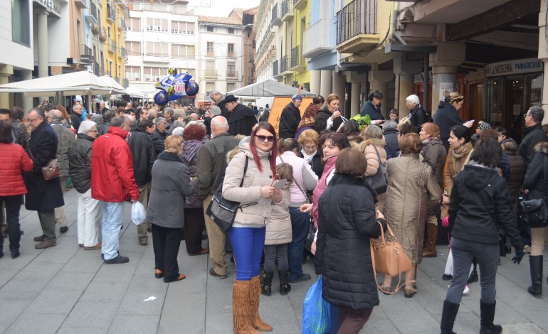 Miles de personas toman Barbastro en la Feria de la Candelera