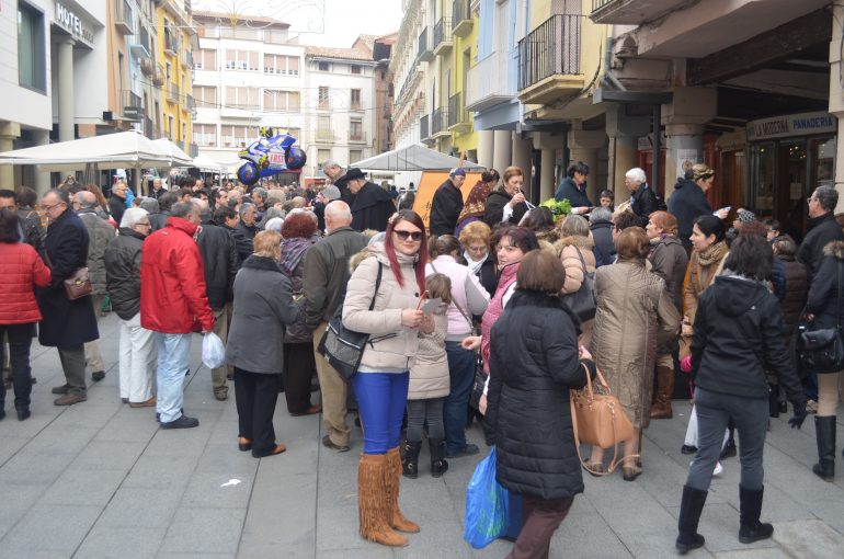 Miles de personas toman Barbastro en la Feria de la Candelera