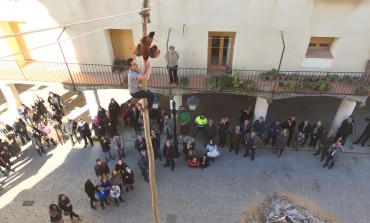 Fonz celebra San Blas con actos religiosos y la tradicional subida al madero a por el gallo