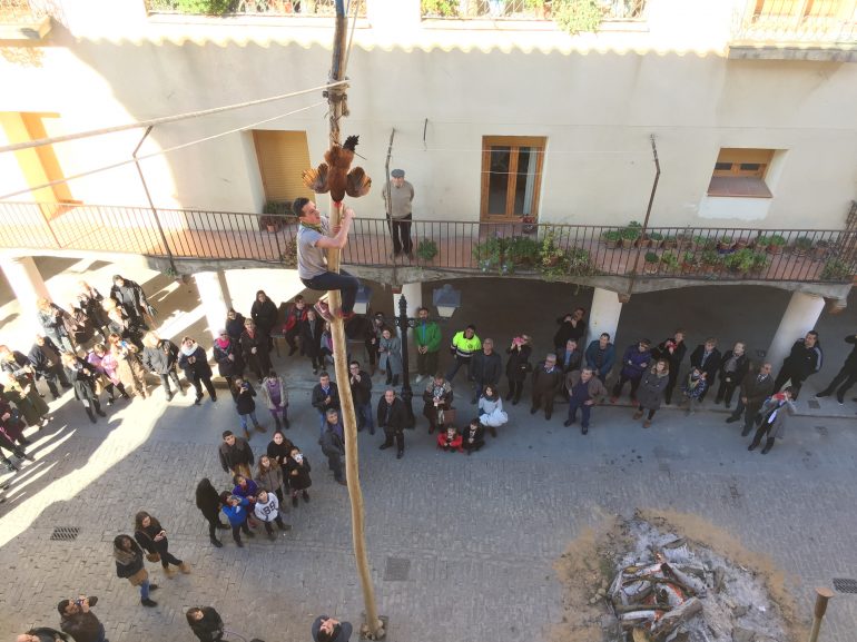 Fonz celebra San Blas con actos religiosos y la tradicional subida al madero a por el gallo