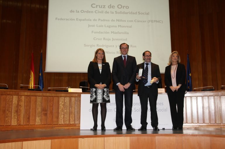 José Luis Laguna, exgerente de Atades Huesca, recibe la Cruz de Oro al mérito civil por su contribución al bienestar de la sociedad española