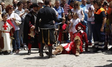 Unas tres mil personas disfrutan de las ‘Alteraciones de la Ribagorza’ en la XI Feria del Renacimiento de Fonz
