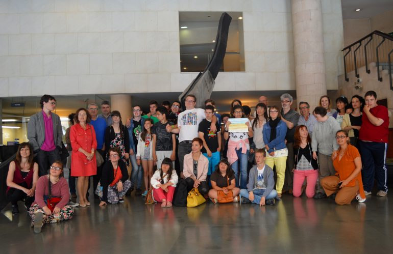 Un encuentro de artistas para cerrar la exposición que conmemora el aniversario de las aulas de Educación Especial en el IES Pirámide