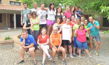 Estudiantes españoles y jóvenes con discapacidad intelectual conviven en un campo de trabajo para construir el albergue La Sabina en Fonz