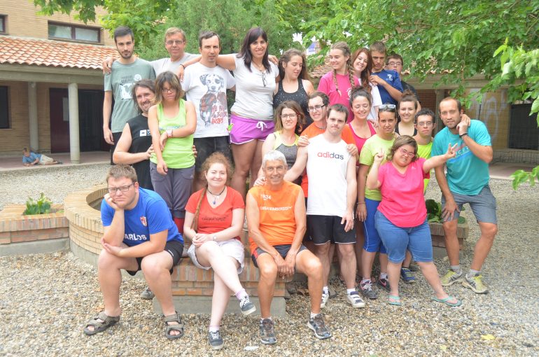 Estudiantes españoles y jóvenes con discapacidad intelectual conviven en un campo de trabajo para construir el albergue La Sabina en Fonz