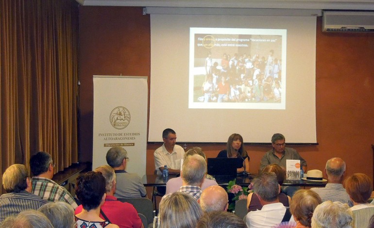'Tiza y arena' ofrece un recorrido por las escuelas del Sáhara español de la mano de Enrique Satué