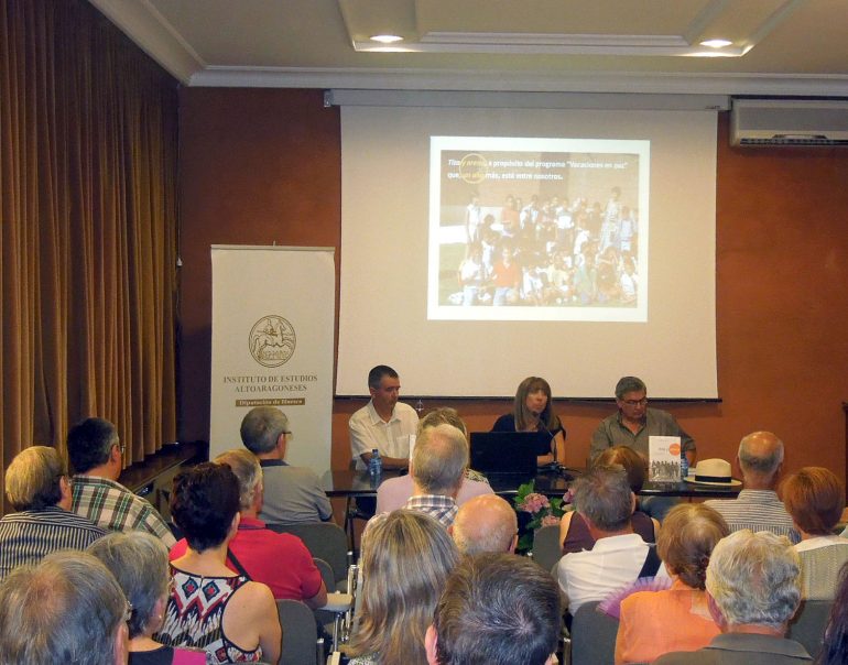 ‘Tiza y arena’ ofrece un recorrido por las escuelas del Sáhara español de la mano de Enrique Satué