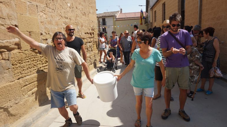 El chupinazo y la lectura del pregón abren cuatro días de fiesta en Estiche