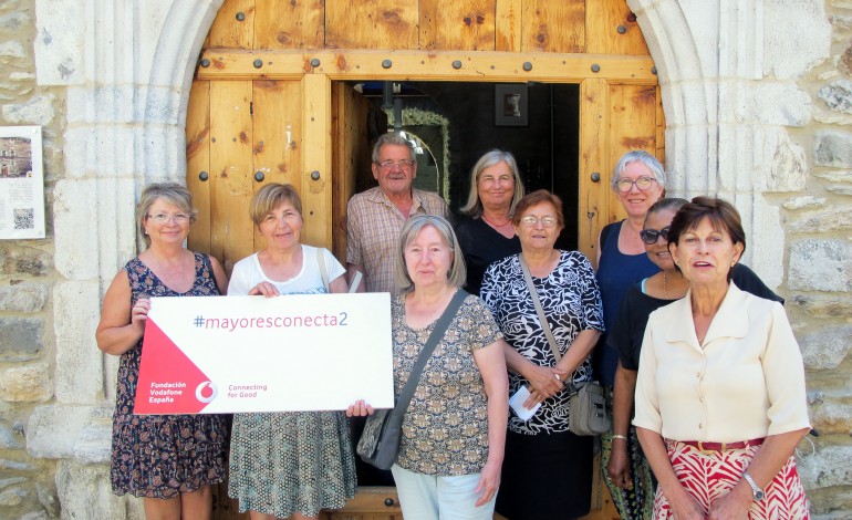 Aula móvil de la Fundación Vodafone y la Diputación de Huesca forma a los mayores en el uso de tablestas y teléfonos