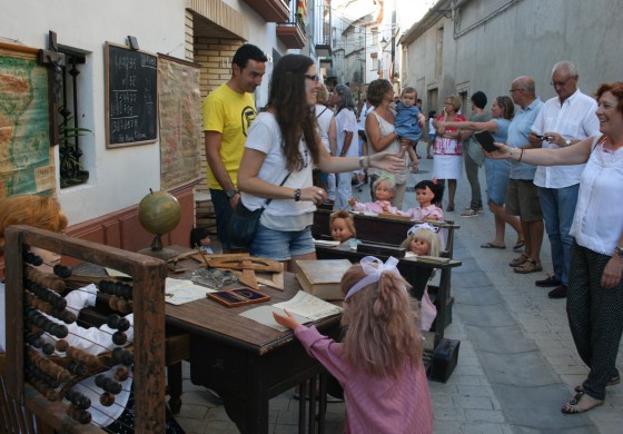 Azanuy vivió una intensa jornada con su mercado artesanal