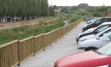 El río gana en Monzón imagen con la urbanización de la calle Camino del Sosa y la batería de 39 plazas de aparcamiento