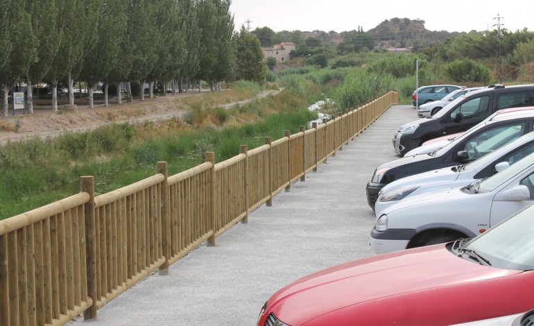 El río gana en Monzón imagen con la urbanización de la calle Camino del Sosa y la batería de 39 plazas de aparcamiento