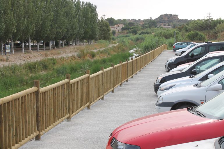 El río gana en Monzón imagen con la urbanización de la calle Camino del Sosa y la batería de 39 plazas de aparcamiento