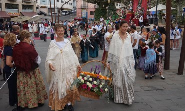 Cientos de barbastrenses ofrecen flores y frutos a la Virgen antes de despedir sus fiestas