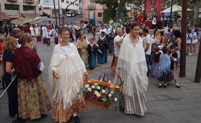 Cientos de barbastrenses ofrecen flores y frutos a la Virgen antes de despedir sus fiestas