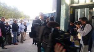 Vitorino Alonso a la entrada al Juzgado de Huesca. Alto Aragón en Común. 