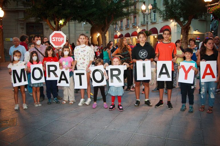 Unas 200 personas se concentran en Huesca para denunciar los olores de purínes