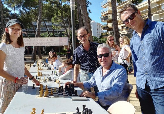 La joven jugadora de Huesca María Eizaguerri imparte un torneo simultáneo de ajedrez en Salou