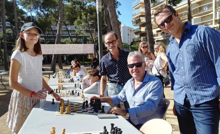 La joven jugadora de Huesca María Eizaguerri imparte un torneo simultáneo de ajedrez en Salou