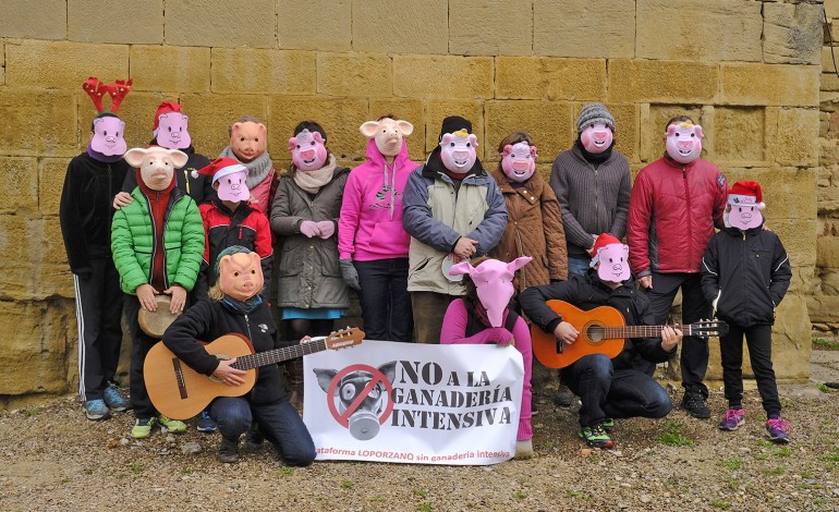 Protesta navideña en el Ayuntamiento de Loporzano contra la ganadería intensiva