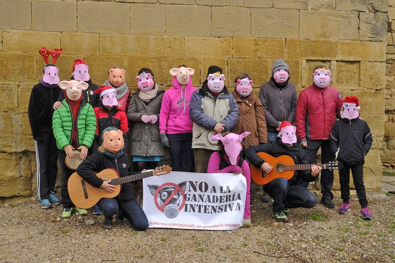 Protesta navideña en el Ayuntamiento de Loporzano contra la ganadería intensiva