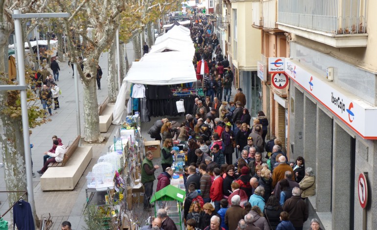 Miles de productos a la venta en los 325 puestos de la Feria de la Candelera en Barbastro