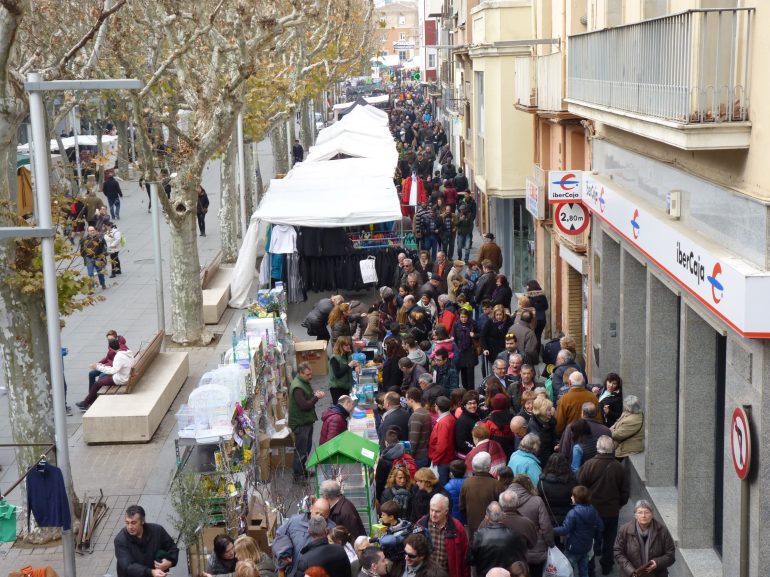 Miles de productos a la venta en los 325 puestos de la Feria de la Candelera en Barbastro