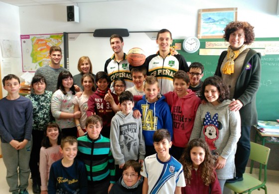 El Peñas Huesca recorren los colegios para conversar con los alumnos en inglés
