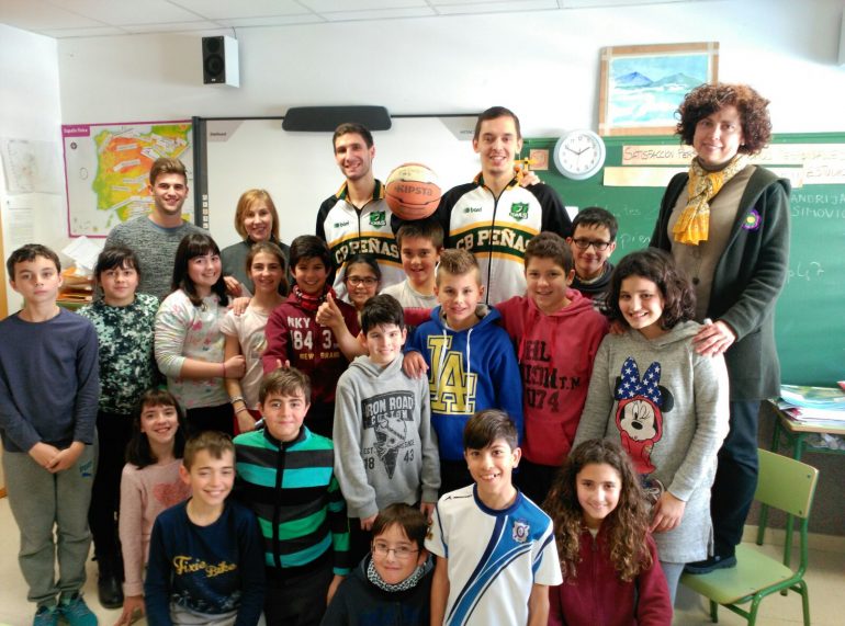 El Peñas Huesca recorren los colegios para conversar con los alumnos en inglés