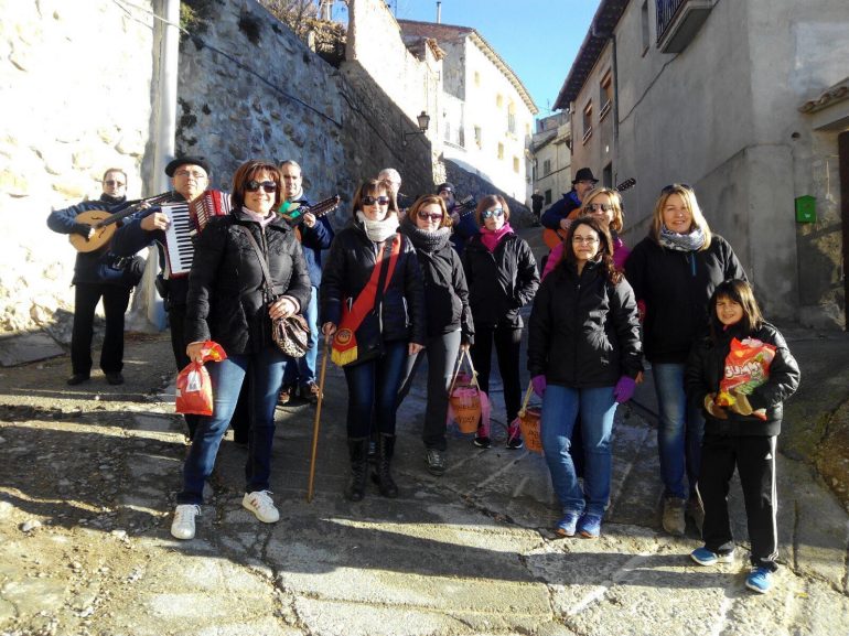 Fonz celebra san Blas y santa Águeda con hogueras, la subida al madero y ronda de mujeres