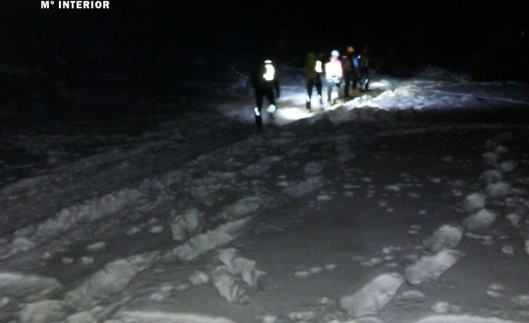 La Guardia Civil rescata de madrugada a dos montañeros extraviados en Piedrafita de Jaca