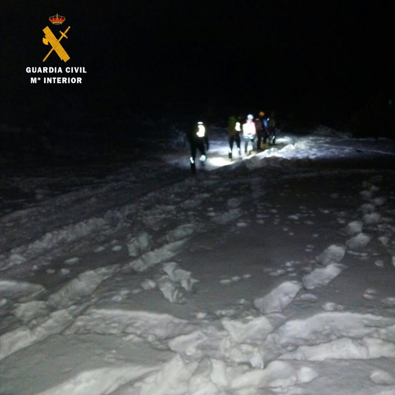 La Guardia Civil rescata de madrugada a dos montañeros extraviados en Piedrafita de Jaca