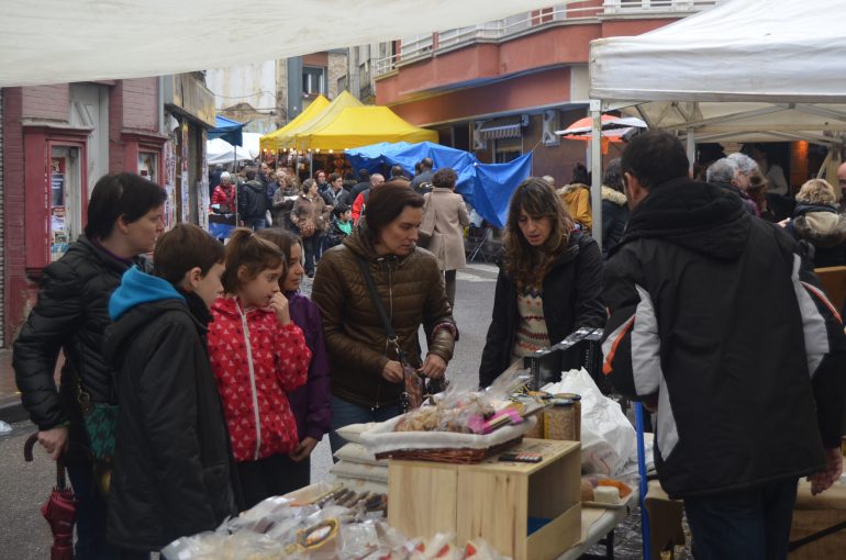 La Feria de la Candelera vuelve a atraer las miradas de miles de personas a Barbastro