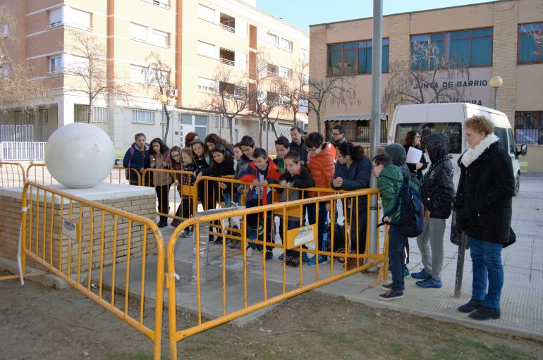 Visita de los consejeros de la Ciudad de las Niñas y los Niños a la placeta de María Auxiliadora