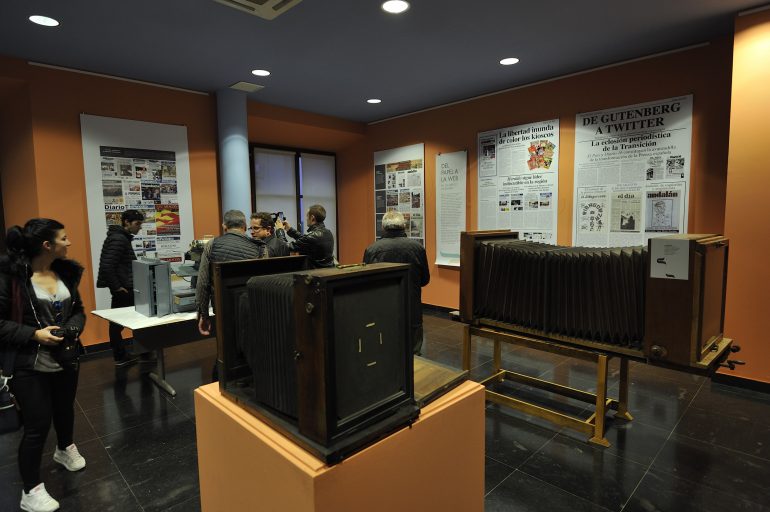 La exposición que recupera el saber desde los albores del periodismo con la imprenta abre sus puertas en Huesca