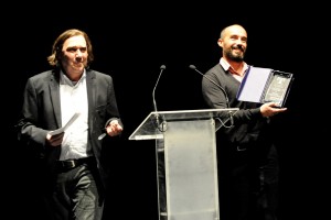 Gala del teatro, Julio Artero recibe premio de Estaban Villarrocha
