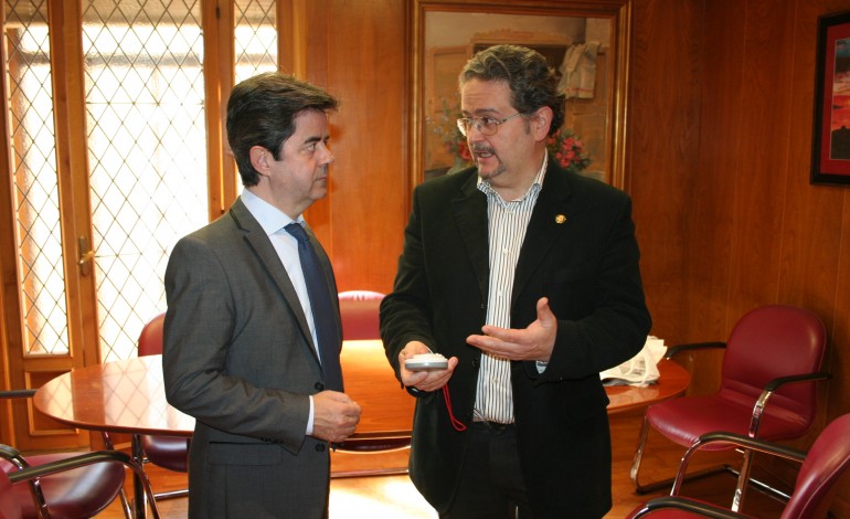 El Colegio de Veterinarios de Huesca dona al Ayuntamiento de Huesca tres lectores de microchips identificativos de perros
