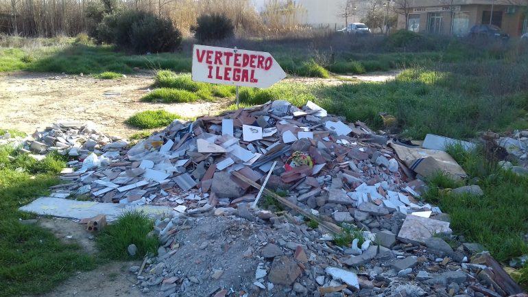 IU «señaliza» varios vertederos ilegales en el término municipal de Fraga