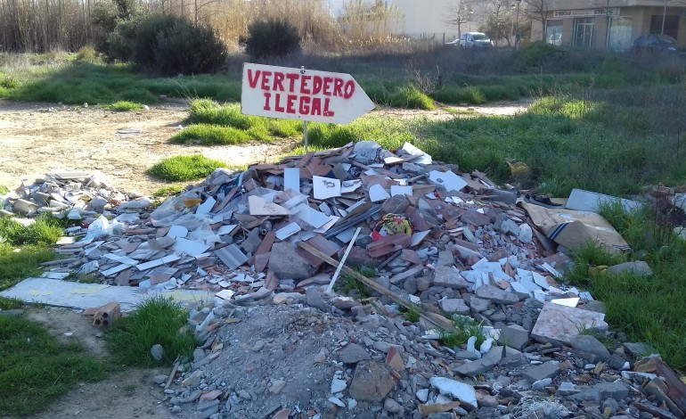 IU "señaliza" varios vertederos ilegales en el término municipal de Fraga