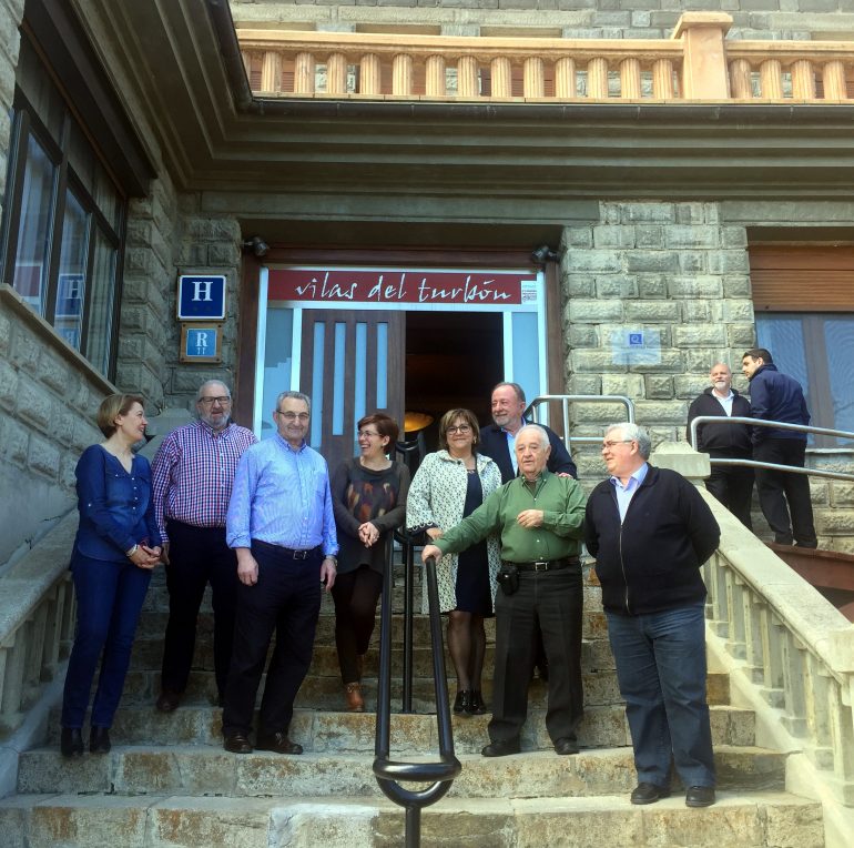 Elisa Sancho conversa con los mayores de Aragón de los servicios de proximidad que considera fundamentales ‘para el arraigo de las familias’