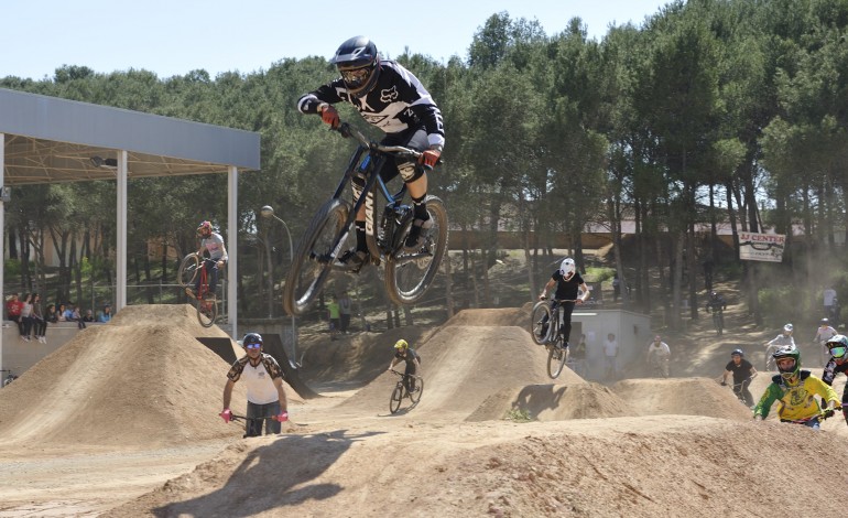 Miguel Gracia y Ramón Capel abren en Vencillón las puertas del primer Bike Park aragonés