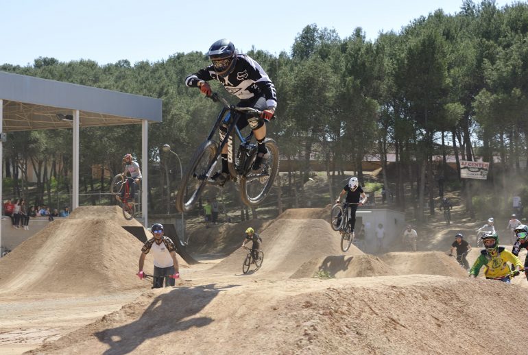 Miguel Gracia y Ramón Capel abren en Vencillón las puertas del primer Bike Park aragonés