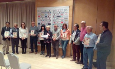 La generación del 57 entrega a Down Huesca 2.000 euros del concierto de Karina y Los Diablos