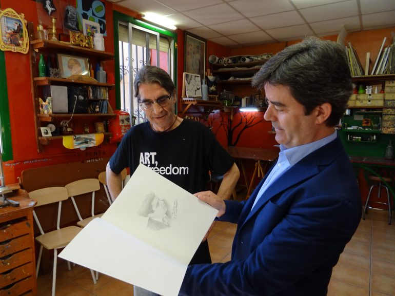 El alcalde conoce el proyecto artístico que desarrolla la Escuela Infantil Municipal con Fernando Sanagustín