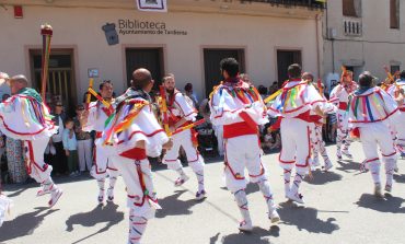 Los danzantes, centro de atención de las fietas de Santa Quiteria en Tardienta