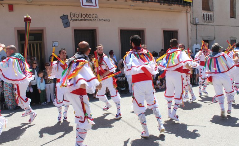 Los danzantes, centro de atención de las fietas de Santa Quiteria en Tardienta