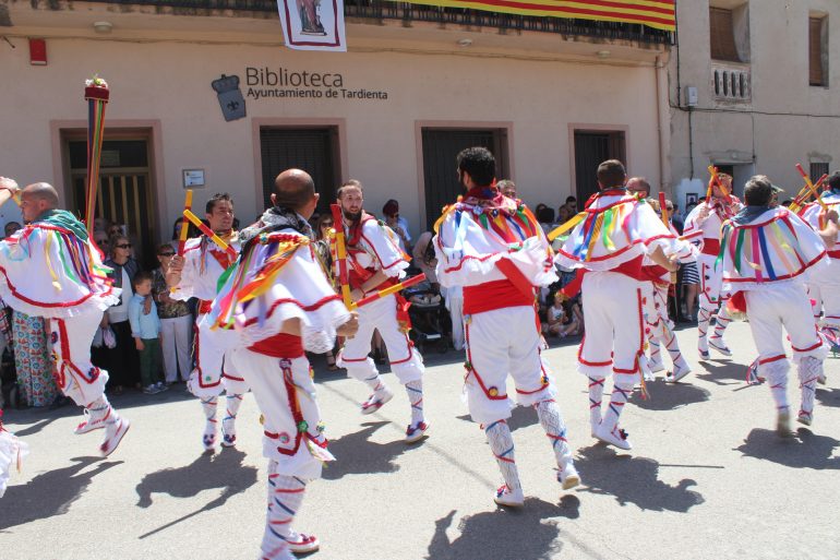 Los danzantes, centro de atención de las fietas de Santa Quiteria en Tardienta