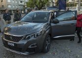 Decenas de personas descubren el Nuevo SUV Peugeot 5008