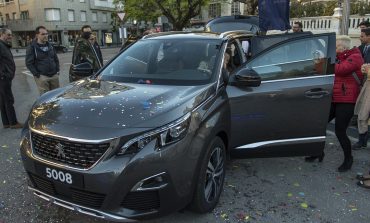 Decenas de personas descubren el Nuevo SUV Peugeot 5008